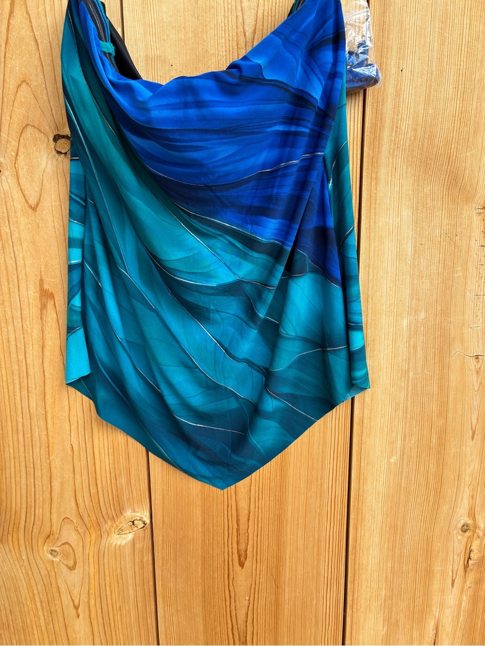 NWOT MIRACLESUIT Maldiva Straight Neck Underwire Hankini Swim Top
Size 12 - Picture 6 of 11